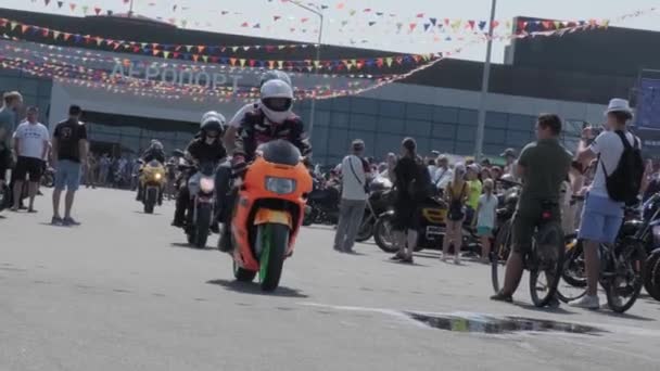 キエフウクライナ7月2021市内のオートバイの自転車パレード。人々のグループは、バイクを運転。オートバイのライダー。オートバイマラソン. — ストック動画