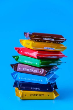 Kiev Ukrayna - Ekim 2021 Ritter çikolatalı mini barlar. Alman çikolatası, farklı tatlar. Alfred Ritter GmbH Co tarafından yapılmış küçük parçacıklar kare çikolatası.