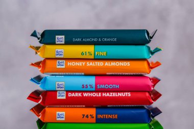 Kiev Ukrayna - Ekim 2021 Ritter çikolatalı spor barları. Alman çikolatası, farklı tatlar. Alfred Ritter GmbH Co tarafından yapılmış kare çikolatalı çikolata.