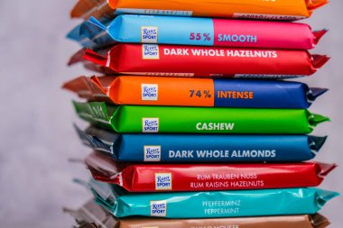 Kiev Ukrayna - Ekim 2021 Ritter çikolatalı spor barları. Alman çikolatası, farklı tatlar. Alfred Ritter GmbH Co tarafından yapılmış kare çikolatalı çikolata.