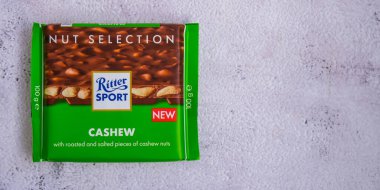 Kiev Ukrayna - Ekim 2021 CASHEW zevki. Fındık seçmeli çikolatalı Ritter Alman çikolatası, farklı türde. Alfred Ritter GmbH Co tarafından yapılmış kare çikolatalı çikolata.