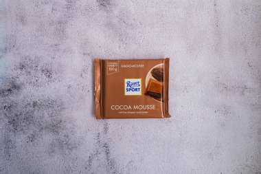 Kiev Ukrayna - Ekim 2021 KOCOA MOUSSE tadı. Çikolata Ritter Spor Çikolatası Alman çikolatası, farklı türde. Alfred Ritter GmbH Co tarafından yapılmış kare çikolatalı çikolata.