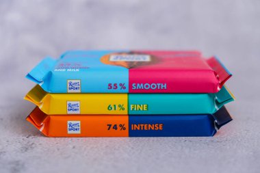 Kiev Ukrayna - Ekim 2021 Kakao lezzeti. Koyu doğal çikolata Ritter çikolatası Alman çikolatası, farklı türde. Alfred Ritter GmbH Co tarafından yapılmış kare çikolatalı çikolata.