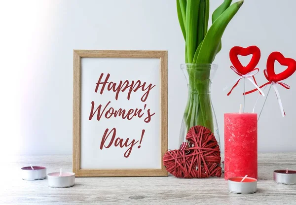 Text Happy Womans Day Grußkarte Ferienattrappe Auf Tulpenblumen Glasvase Mit — Stockfoto