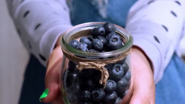 Donna che tiene ciotola con mirtilli freschi. Concetto di raccolta al rallentatore. Mani femminili che raccolgono bacche. Il concetto di orto cottage raccolta giardinaggio — Video Stock