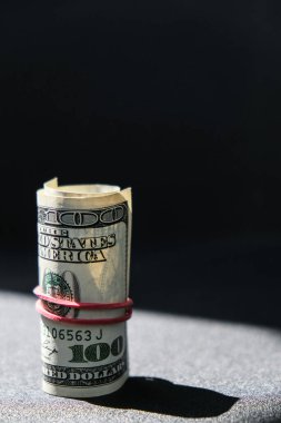 Dolar arkaplanındaki izole edilmiş dolar destesi. Kağıt banknotlar, para ruloları ve lastik bantlar. Zenginlik ve refah finansmanı iş bütçesi. Amerikan dolarlarının yığın sermayesi nakit.