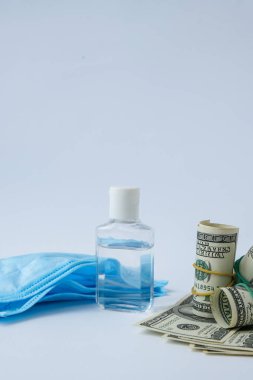 Bir yığın para ve tıbbi maske antiseptik. Tıbbi pahalı ilaç konsepti. Uzayı metin için kopyala. Sağlık sigortası. Aşı masrafları. Covid-19 suçları. Ekonomik kriz