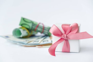 Avro ile birlikte hediye. Tatil için hediye alıyorum. İnternetten alışveriş konsepti. Tatil indirimi. Hazırlık
