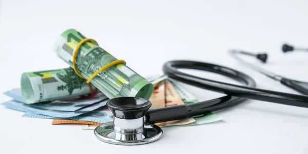 Bir Yığın Para Euro Steteskop Tıbbi Pahalı Ilaç Konsepti Doktor — Stok fotoğraf