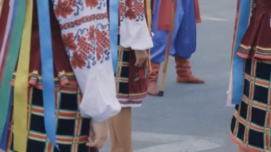 Kiev, Ukrayna Temmuz 2021 - Ukrayna ulusal giyim - nakış. Nakışlı gömleklerle gülümseyen gençler. Etnografik Ukrayna giysileri