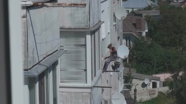 Kiev, Ukraine July 2021 Facade of wall of building. Part of fresh construction of external wall thermal insulation. Work at heights concept. Industrial climber performing outdoor facade insulation — Video Stock