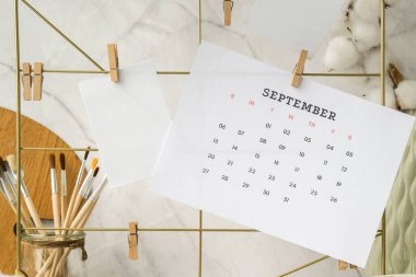 EYLÜL CALENDAR Kart ve posterleri şebeke panosundaki gibi. Uzayı kopyala Merkez ofis masaüstü. Serbest blog yazarlarının işyeri. Fırçalar ve palet araçları yaratıcı