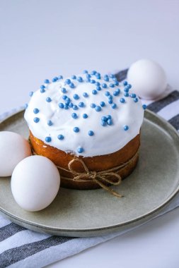 Mutlu Paskalyalar. Ortodoks Paskalya tatili. Geleneksel yemek. Yaratıcı modaya uygun ev yapımı paskalya pastası ve yumurta. Seçici odaklanma. Kulich Şenlikli Paskalya arkaplanı Minimalizm