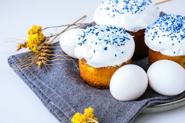 Mutlu Paskalyalar. Ortodoks Paskalya tatili. Geleneksel yemek. Yaratıcı modaya uygun ev yapımı paskalya pastası ve yumurta. Seçici odaklanma. Kulich Şenlikli Paskalya arkaplanı Minimalizm