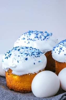 Mutlu Paskalyalar. Ortodoks Paskalya tatili. Geleneksel yemek. Yaratıcı modaya uygun ev yapımı paskalya pastası ve yumurta. Seçici odaklanma. Kulich Şenlikli Paskalya arkaplanı Minimalizm