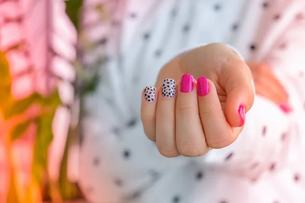 Mãos Femininas Cuidadas Com Unhas Rosa Elegantes Design Manicure Design — Fotografia de Stock