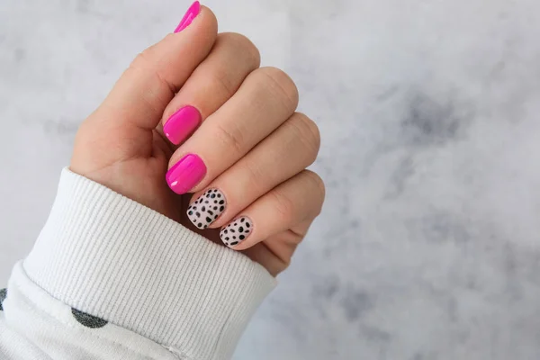 Gepflegte Frauenhände Mit Stylischen Rosafarbenen Nägeln Und Design Trendige Maniküre — Stockfoto