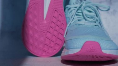 Kiev Ukrayna - Ekim 2021 Mavi Adidas Koşu Botları. Çok uluslu şirket. Ürün çekimleri. Kadınlar için Adidas hızlı koşu ayakkabıları - illüstrasyon editörü