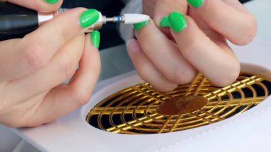 Kadın eli manikür yapıyor. Hırdavatçı tırnak cilasını söker. Tırnak bakımı, kişisel bakım. Evde otururken tek başına manikür yap. Diy. Malzeme kaldırılıyor