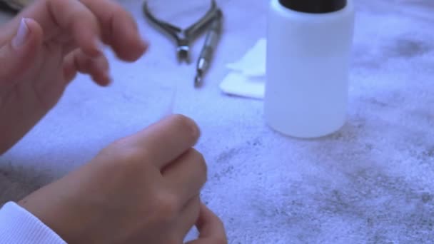 Las manos femeninas hacen manicura. Elimina el cuidado de las uñas cutáneas, el autocuidado. Haz la manicura tú solo mientras te quedas en casa. Diy. Pintura, lima y forma ovalada uñas. — Vídeos de Stock