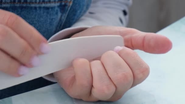 Las manos femeninas hacen manicura. Lima y forma Cuidado de uñas, Autocuidado. Haz la manicura tú solo mientras te quedas en casa. Diy. Herramientas de manicura — Vídeos de Stock