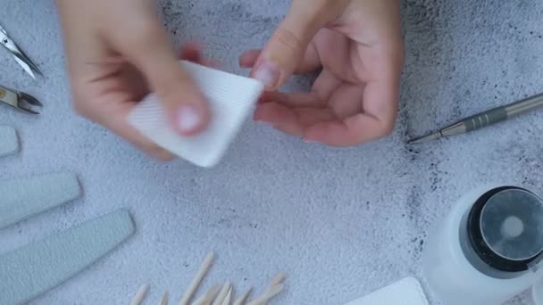 Las manos femeninas hacen manicura. Elimina el cuidado de las uñas cutáneas, el autocuidado. Haz la manicura tú solo mientras te quedas en casa. Diy. Pintura, lima y forma ovalada uñas. — Vídeos de Stock