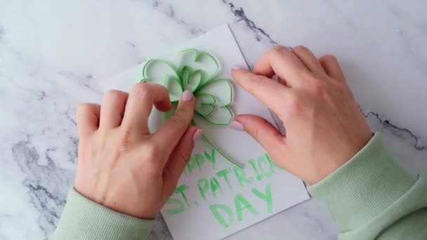 Diy St. Patricks Day blahopřání vyrobené z Quilling a stroužky papíru na bílém pozadí. Dárkový nápad, dekor Jaro, šťastný Patrick Day. Krok za krokem. — Stock video