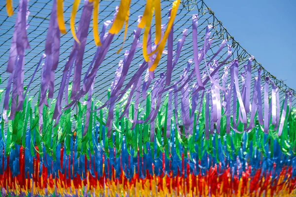 Крупним планом постріл багатобарвної стрічки декоративні розмахуючи в вітер на вулиці міського свята, фестиваль або карнавал. Місто фестиваль концепції. — стокове фото