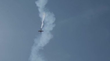 Kiev Ukrayna Temmuz 2021, üstten uçan uçaklar. Bir akrobasi sırasında havada dönüp duran uçaklar oluşum halindeler. Uçak motoru arızalandı. Uçak kazası.