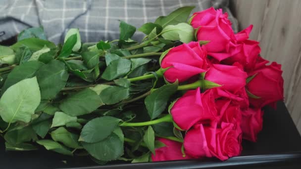 Florist arranging bouquet from pink roses. Working day in floristic store salon. Professional florist woman prepares flowers. Floral business concept. — Stock Video