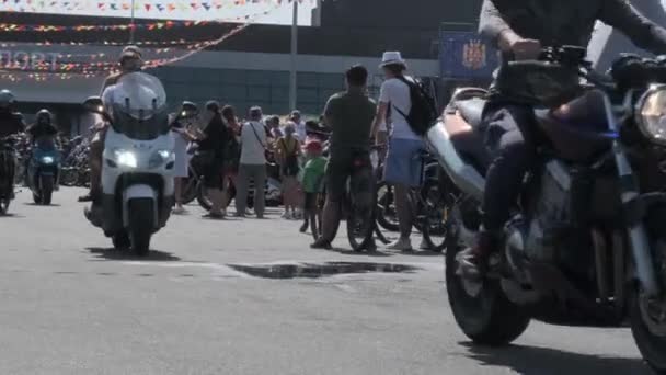 Kijów Ukraina lipiec 2021 Parada rowerowa na motocyklach w mieście. Grupa ludzi jeżdżących motocyklem. Motocykliści. Maraton motocyklowy. — Wideo stockowe
