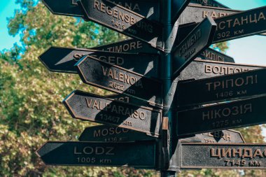 Odessa Ukrayna 'daki şehirler arasındaki mesafeyi gösteren sokak tabelası. İşaret direği. Seyahat tatili kavramı