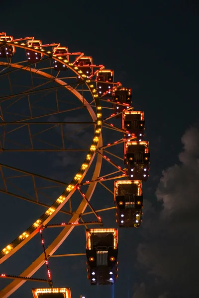 Ferris Wheel Lights Νύχτα Νέον Χρωματιστά Φώτα Αναβοσβήνουν Στον Τροχό — Φωτογραφία Αρχείου