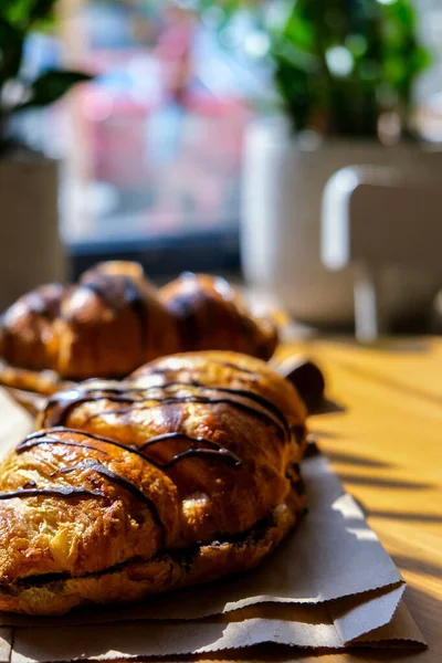 Croissants Frescos Saborosos Com Manteiga Chocolate Banana Papel Amassado Pequeno — Fotografia de Stock