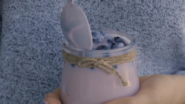 Blåbärssmoothie toppad med blåbär. Kvinna som äter från glas frukostprotein smoothie dryck gjord av renade råa blåbär, banan, mjölk, yoghurt och keso. — Stockvideo