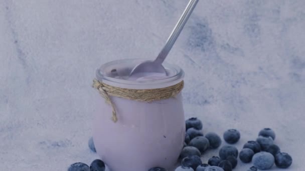 Bol avec yaourt et bleuets sur la table. Femme mangeant du yaourt aux myrtilles avec des myrtilles fraîches. Petit déjeuner sain. Super nourriture saine alimentation végétarienne nourriture végétalienne — Video