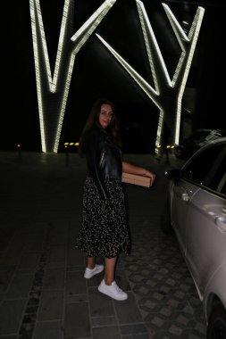 Takılıyoruz. Geceleri otoparkta pizza yiyen sıradan bir kadın. Yaşam tarzı milenyum jenerasyonu z jenerasyonu