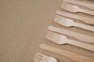 Çevre dostu fast food konteynerleri. Tahta çatallar ve bıçaklar. Çevre dostu tek kullanımlık sofra takımı. Fast food, restoran, paket servis, piknik gibi şeylerde kullanılır. Plastik sıfır atık