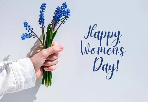 Happy Womens Day Weibliche Hände Mit Blauen Muscari Blüten Geschenk — Stockfoto