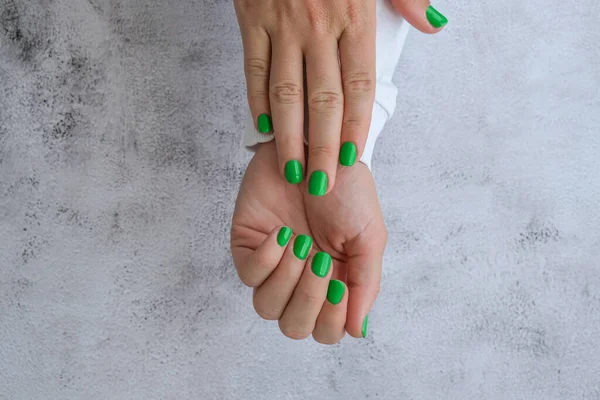 Gemanicuurde Vrouwelijke Handen Met Stijlvolle Groene Nagels Trendy Moderne Design — Stockfoto