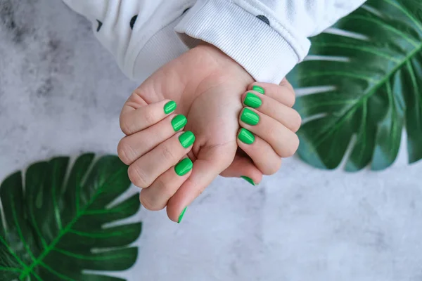 Gepflegte Frauenhände Mit Stylischen Grünen Nägeln Trendige Moderne Design Maniküre — Stockfoto