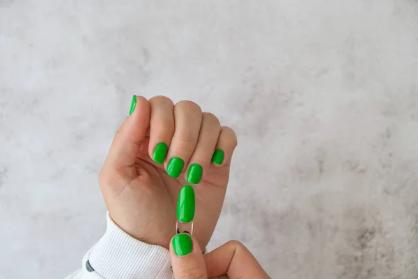 Gemanicuurde Vrouwelijke Handen Met Stijlvolle Groene Nagels Trendy Moderne Design — Stockfoto