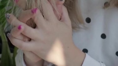 El ele tutuşan bir tutam saç. Saç dökülmesi konsepti. Kadın mevsimlik saç kaybı sorunları. Alopecia saç dökülmesi tedavisi.