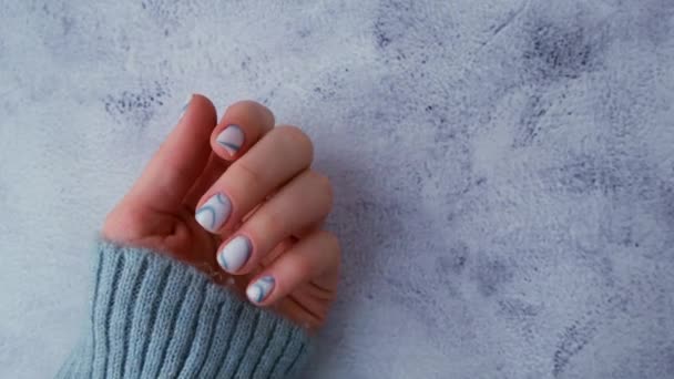 Unhas femininas azuis elegantes. Moderna moda elegante bela manicure. Outono inverno prego conceito de design minimalista de tratamento de beleza. Unhas de gel. Cuidado com a pele. Publicidade esteticista — Vídeo de Stock