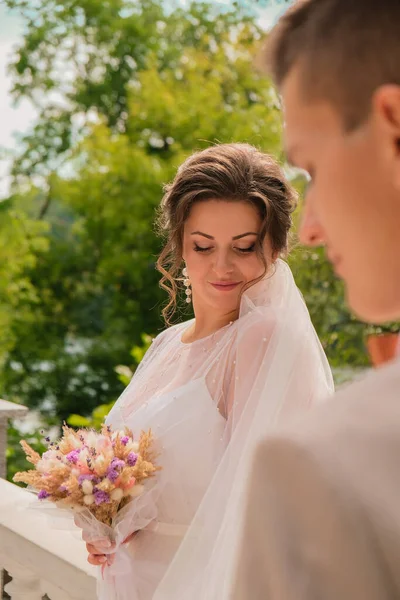 Enfrenta recém-casados felizes no pofil. A noiva e o noivo gentilmente olham um para o outro. Noivo e noiva. Família recém-nascida — Fotografia de Stock