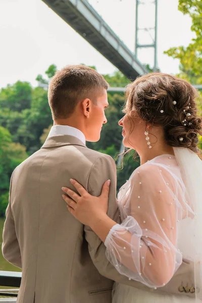 Affronta gli sposi novelli felici nel pofil. Gli sposi si guardano dolcemente. Sposo e sposa. Famiglia neonata — Foto Stock