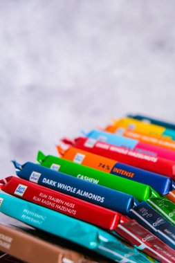Kiev Ukrayna - Alfred Ritter GmbH Co. Çikolatalı Ritter Sport tarafından yapılan Ekim 2021 Meydanı çikolatası. Alman çikolatası, farklı tatlar. Boşluğu kopyala