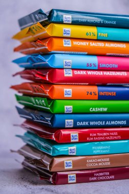 Kiev Ukrayna - Ekim 2021 Ritter çikolatalı spor barları. Alman çikolatası, farklı tatlar. Alfred Ritter GmbH Co tarafından yapılmış kare çikolatalı çikolata.