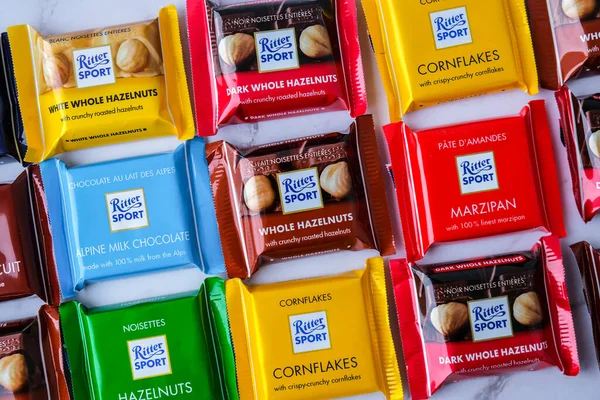 Kiev Ucrania - Octubre 2021 chocolate Ritter Sport mini bares. Chocolate alemán, diferentes gustos. Little particles Square chocolate Bar made by Alfred Ritter GmbH Co —  Fotos de Stock
