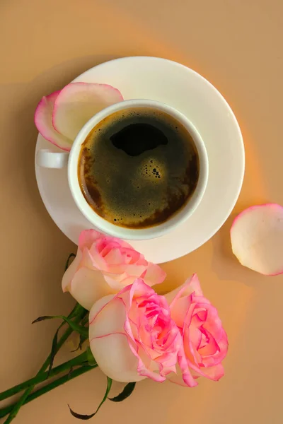 Нежная розовая роза на вазе с белой чашкой кофе на бежевом фоне. Минимальный состав. Романтический пастельно-розовый цветок. Современная эстетика. Нейтральные тоны земли. Праздничный завтрак — стоковое фото